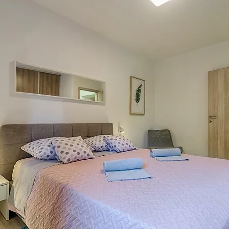 De Ville Apartment *